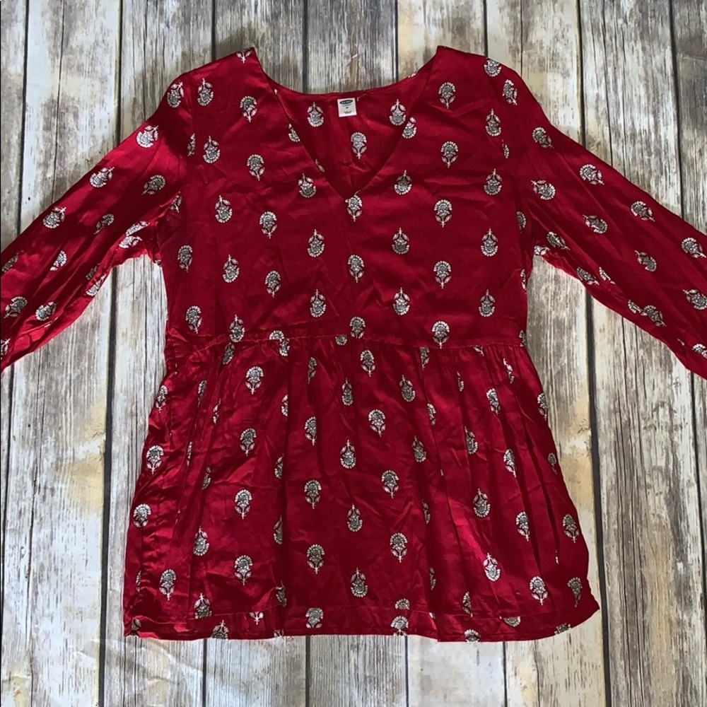 red Old Navy blouse 💋